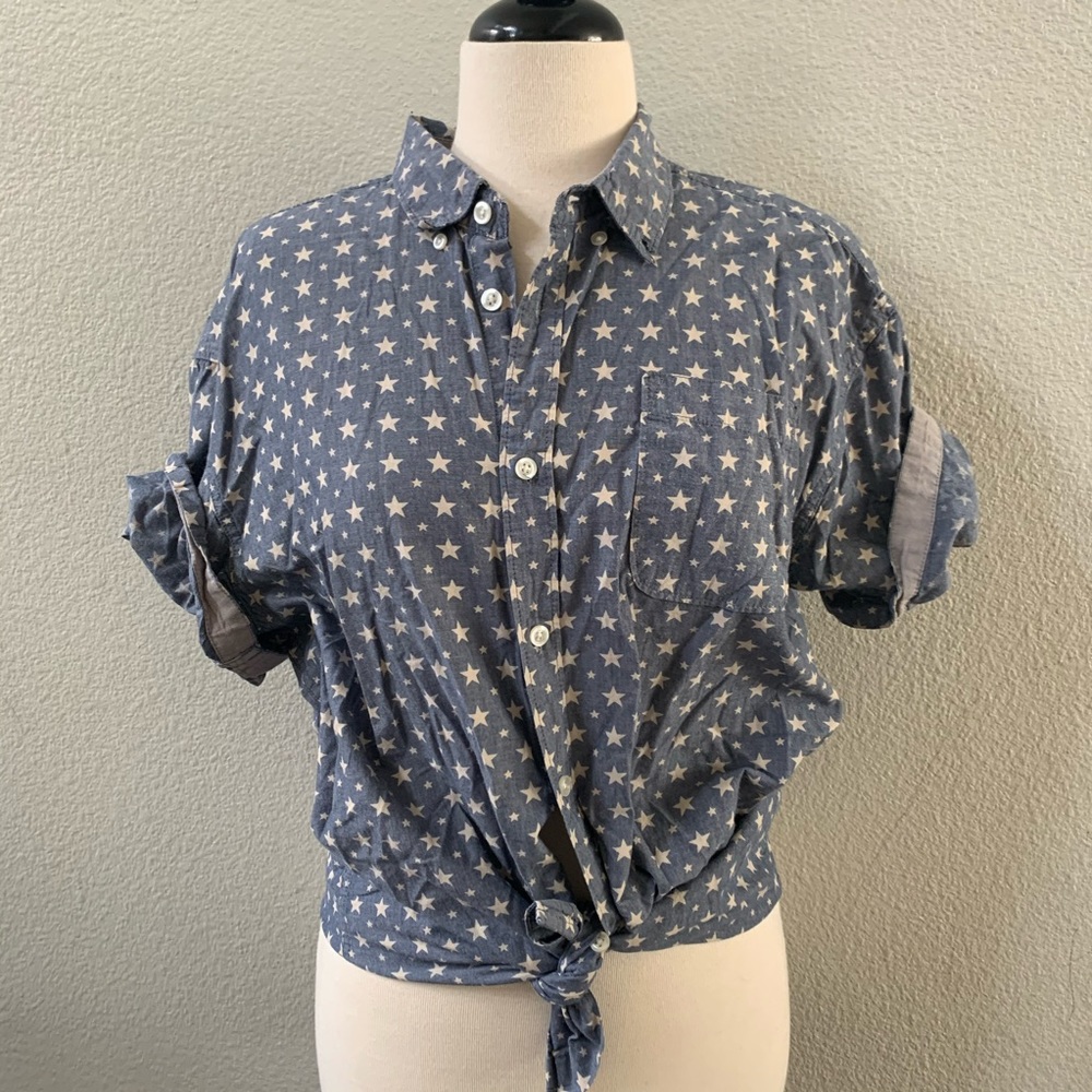 ARTISTRY IN MOTION blue chambray white star shirt
